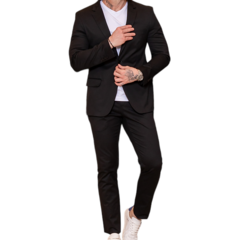 Traje tropical slim fit negro, modelo masculino con camiseta blanca y zapatillas deportivas.