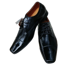 Zapatos de cuero negros Riviera con diseño elegante y punta cuadrada.