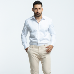 Hombre luciendo una camisa blanca Fill And Fill Slim Fit, con pantalones beige, en un fondo blanco.