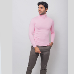 Buzo cuello tortuga de color rosa, modelo masculino, luciendo elegante con pantalones grises.