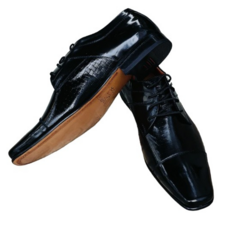 Zapatos Riviera de cuero negro, con un diseño elegante y suela de color claro.