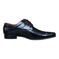 Zapatos Riviera de cuero negro con un diseño elegante y moderno, ideal para ocasiones formales.