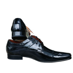 Zapatos Riviera de cuero negro con puntera afilada y cordones.