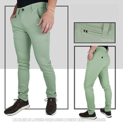 Pantalones ajustados de color verde menta, con detalles de textura y bolsillos. Modelo masculino vistiendo con zapatos oscuros.