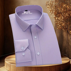 Camisa de color lila con cuello y botones, presentada sobre una base de madera.