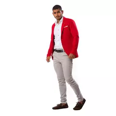 Hombre posando con un blazer bordó slim fit, camisa blanca y pantalones grises.