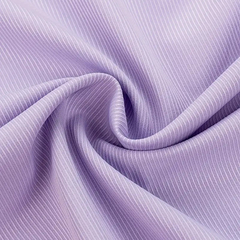 Detalle de la tela de la camisa Espinita TPX en color lila, con un patrón de rayas sutiles.