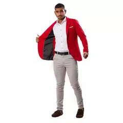 Hombre vistiendo un blazer bordó slim fit rojo, mostrando el interior del blazer y usando una camisa blanca y pantalones claros.