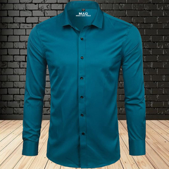 Camisa de seda slim fit en color verde jade, con botones oscuros y fondo de pared de ladrillos.