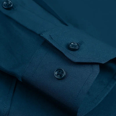 Detalle de la manga de una camisa de seda slim fit en color verde jade con botones oscuros.