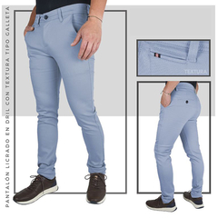 Pantalón licrado color azul celeste con textura tipo galleta, mostrado en un modelo masculino.