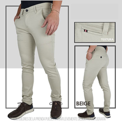 Pantalones beige ajustados con detalles de textura y bolsillos visibles.
