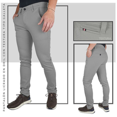 Pantalón gris con textura tipo galleta, con detalles en los bolsillos y ajuste moderno.
