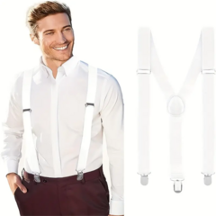 Tirantes blancos sobre un hombre con camisa blanca y pantalones oscuros, sonriendo.