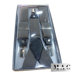 Tirantes gris en empaque, ideales para complementar atuendos elegantes.