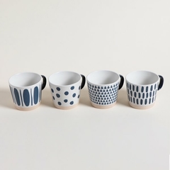 Tazas conicas con diseño en azul.
