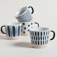 Tazas conicas con diseño en azul.