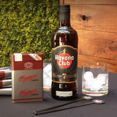 Combo #30 - Lata vintage (x 5 unidades) de Romeo y Julieta o Partagás + Ron Habana club 7 años x 750 cc. - comprar online