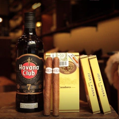 Combo #26 - Jose L Piedra caja de petacas de Cazadores x 25 unidades con Ron Havana Club 7 años 750ml