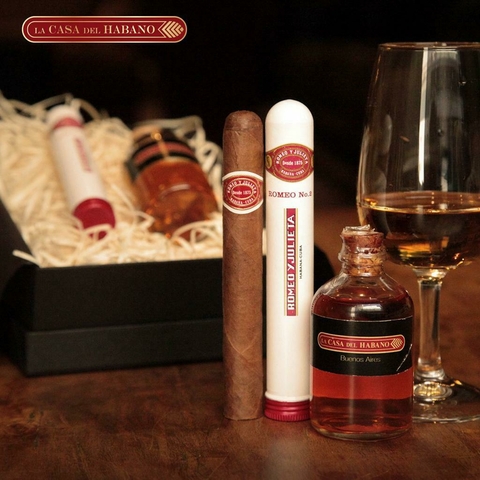Box #6 - Nueva Box Maridaje Doble Romeo y Julieta N˚ 3 + Johnnie Walker Black y Santa Teresa Añejo Gran Reserva