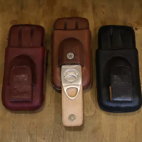 Purera nacional de cuero con tres divisiones y bolsillo