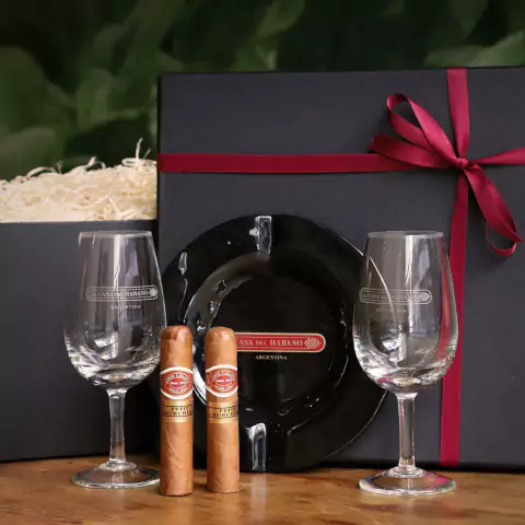 BOX #116 - ROMEO Y JULIETA PETIT CHURCHILL CON ACCESORIOS LCDH