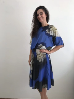 Vestido Curto Morcego Evasê Crepe Hortênsia Azul na internet