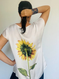 Camiseta Kaftan Cetim Girassol Branco - ALESSA