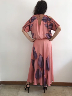 Vestido Longo Morcego Ombro Aberto Evasê Cetim Antúrio Rosa - ALESSA