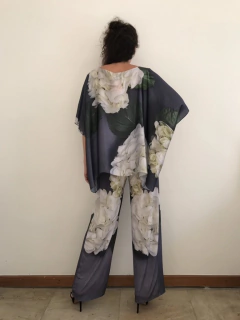 Image of Camiseta Maxi Morcego Cetim Hortênsia Cinza