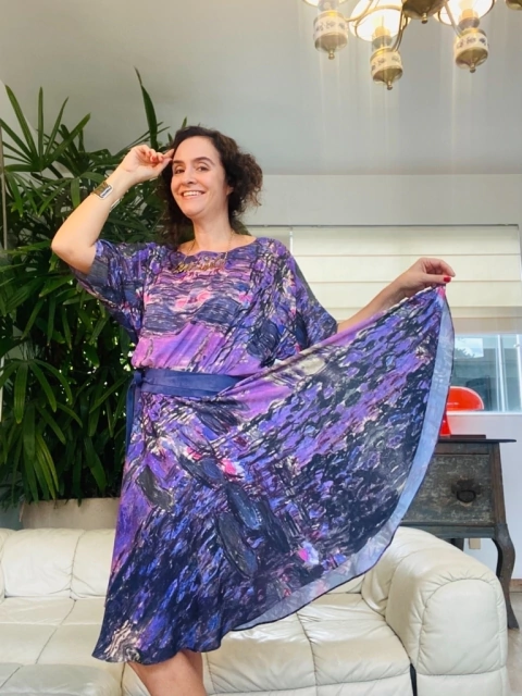 Vestido Morcego Evasê Curto Crepe Monet Lilás