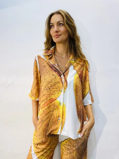 Camisa Social Manga Curta Crepe Folhas Douradas - ALESSA