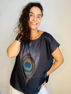 Camiseta Kaftan Cetim Pavão Preto on internet