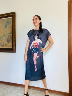 Imagem do Vestido Curto Kaftan Cetim Mulher Maravilha