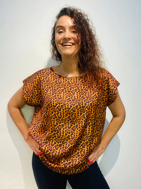 Camiseta Kaftan Cetim Onça