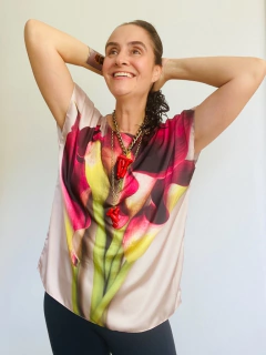 Camiseta Kaftan Cetim Calla Vermelha - comprar online