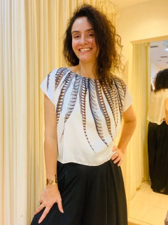 Camiseta Cropped Cetim Faisão Branco on internet