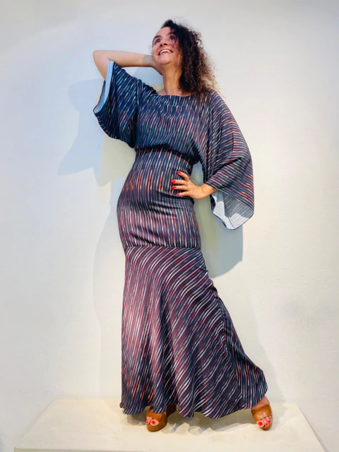 Vestido Sino Tubo Longo Crepe Tapeçaria Listras Fina