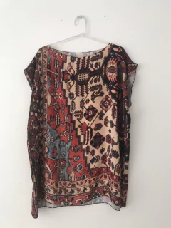 Camiseta Kaftan Cetim Tapete Bege