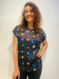 Camiseta Kaftan Cetim Zodiac Joy - comprar online