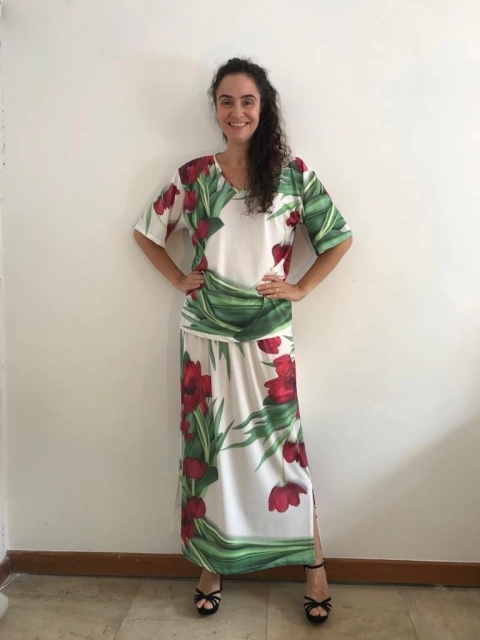 Camiseta Básica V Jersey Tulipa Vermelha