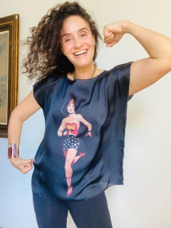 Camiseta Kaftan Cetim Mulher Maravilha Preto