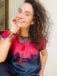 Camiseta Kaftan Cetim Gérbera Preta - ALESSA