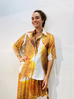 Camiseta Social Crepe Folhas Douradas