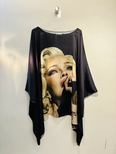 Camiseta Maxi Cetim Madonna Cinza - (cópia)