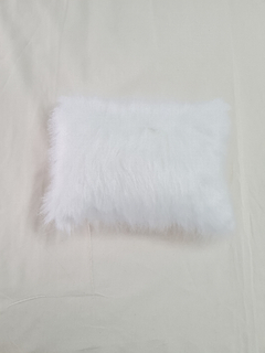 Almohadón de piel nacional blanco | 30x40 | Discontinuo - comprar online