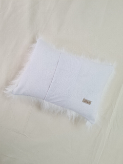 Almohadón de piel nacional blanco | 30x40 | Discontinuo en internet