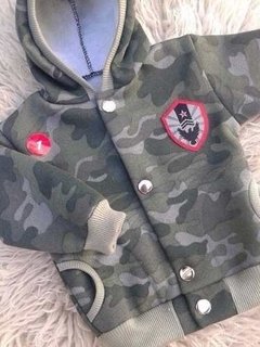 Campera Camuflada con Capucha y escudo bordado