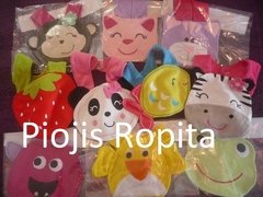 Imagen de Babero Importado Carters de varios personajes Tricapa y con bordados
