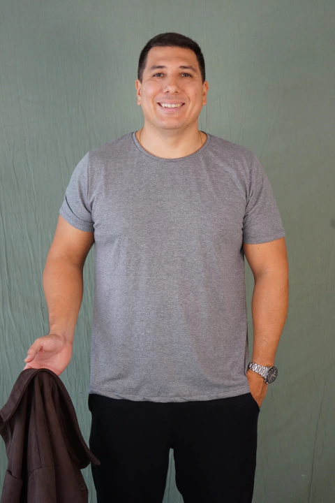 Remera Basica escote redondo Leon Gris